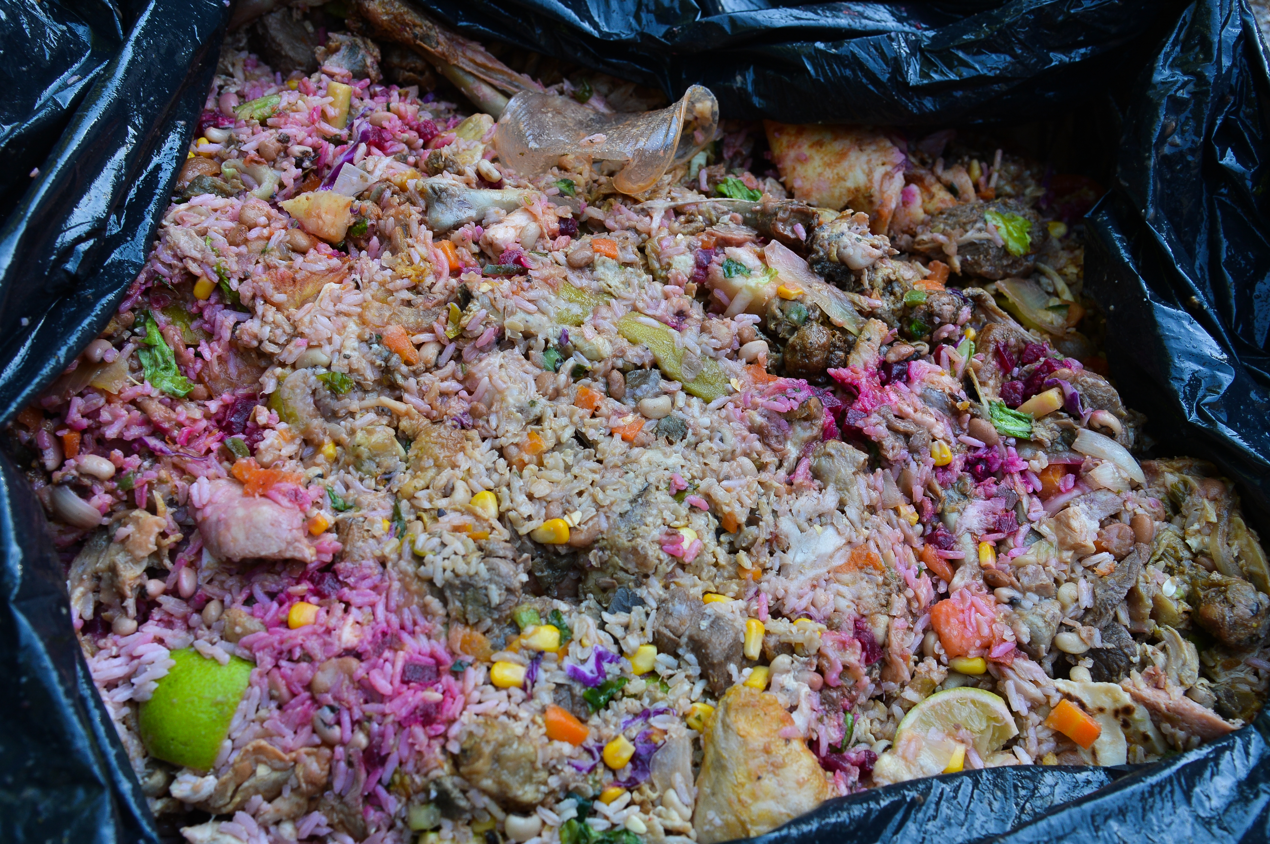 Alimentos misturados em saco de lixo preto