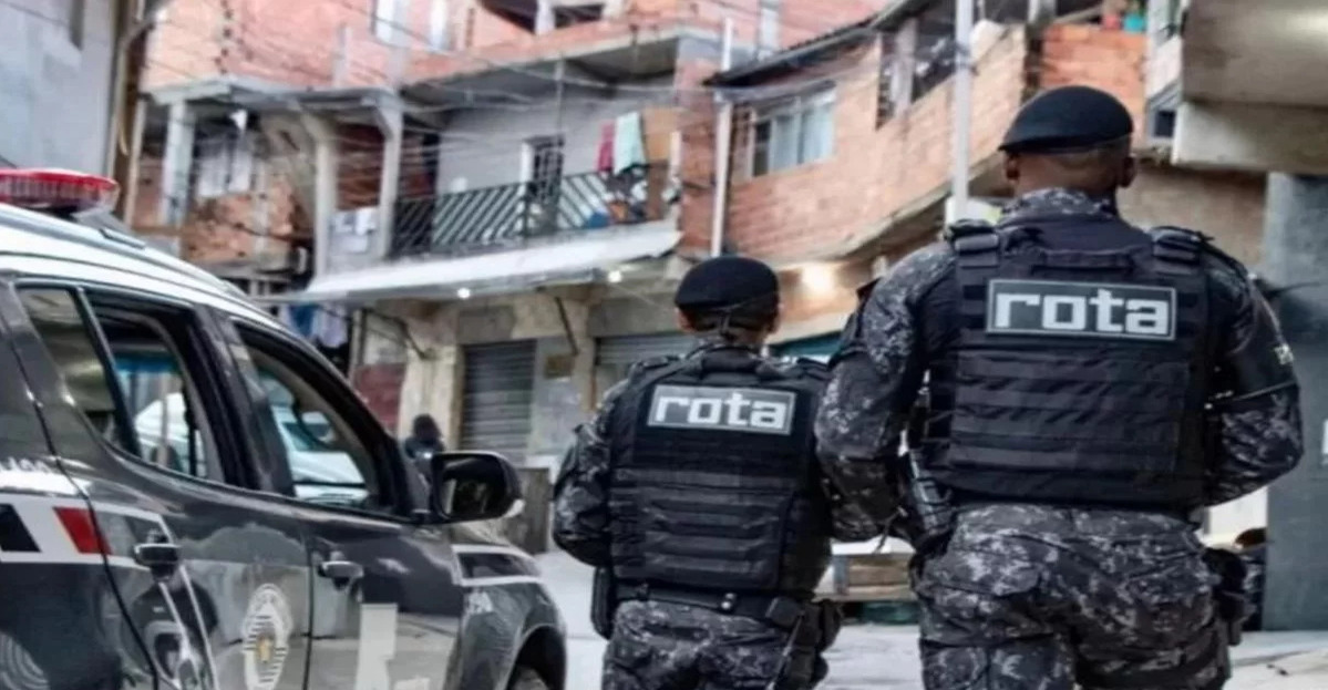 Policiais em ação na Baixada Santista