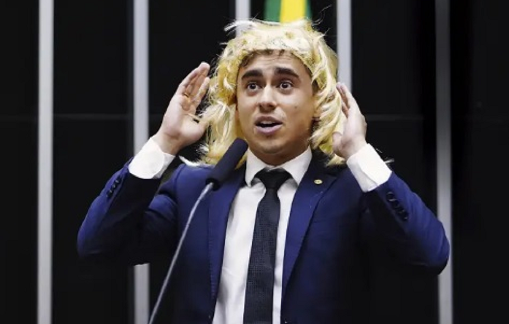 Nikolas Ferreira com peruca loira, falando