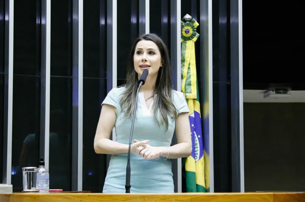 Carol de Toni (PL) no plenário da Câmara, falando, de roupa clara