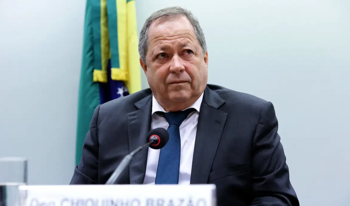 Chiquinho Brazão com expressão de tristeza