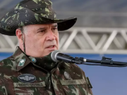 general Marco Antônio Freire Gomes falando em microfone com expressão séria, fardado