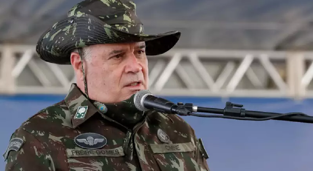 general Marco Antônio Freire Gomes falando em microfone com expressão séria, fardado