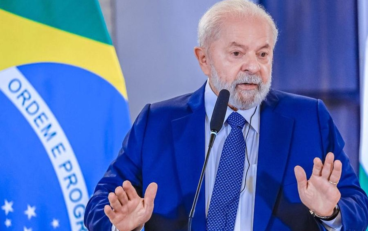 Lula falando e gesticulando com expressão séria e roupa social azul