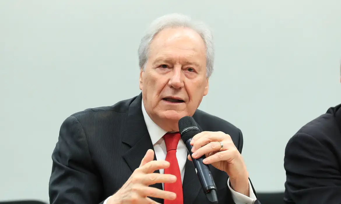 Ricardo Lewandowski falando em microfone e gesticulando, com expressão séria