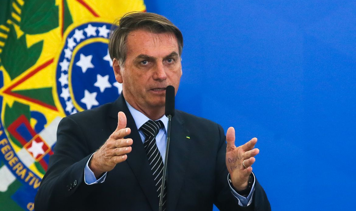 Jair Bolsonaro com expressão séria, gesticulando