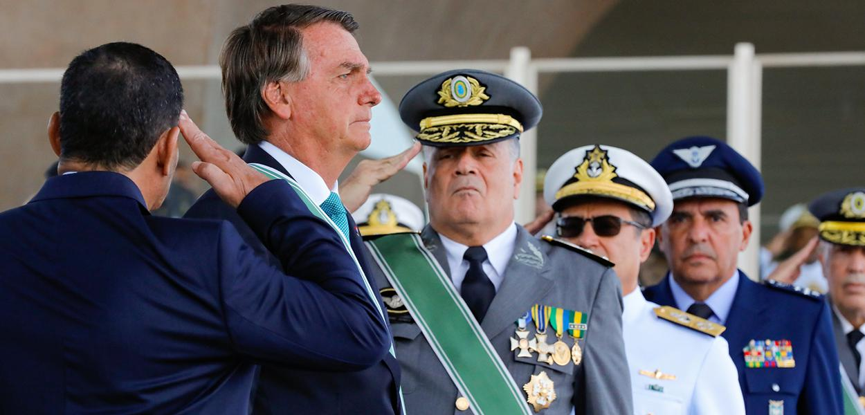 General Marco Antônio Freire Gomes em continência para Jair Bolsonaro