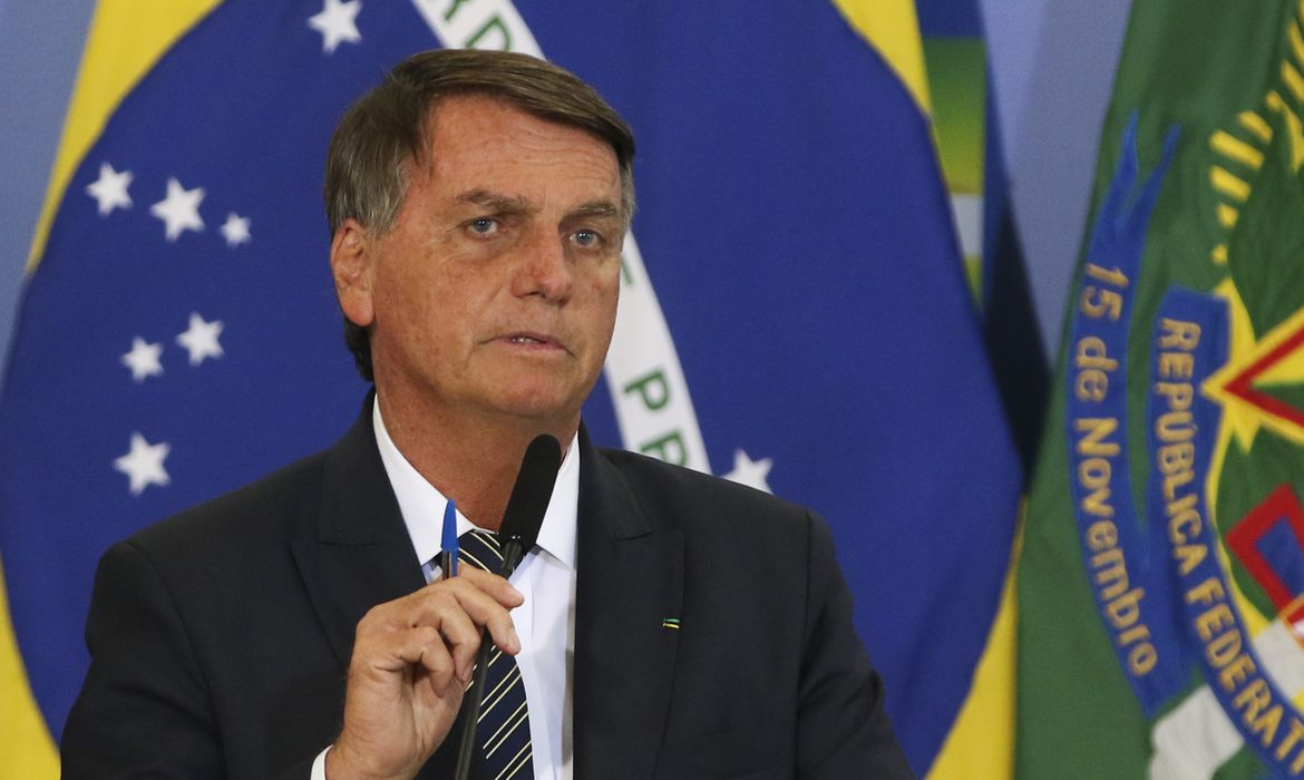 Jair Bolsonaro com expressão de desconfiança
