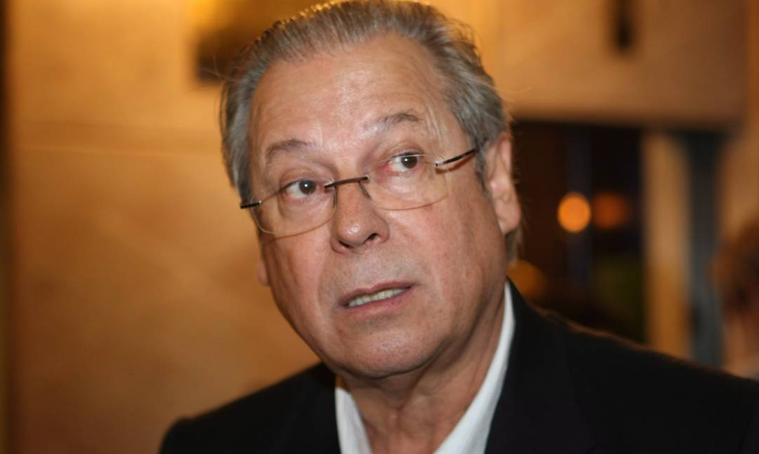 José Dirceu de óculos, com expressão desconfiada