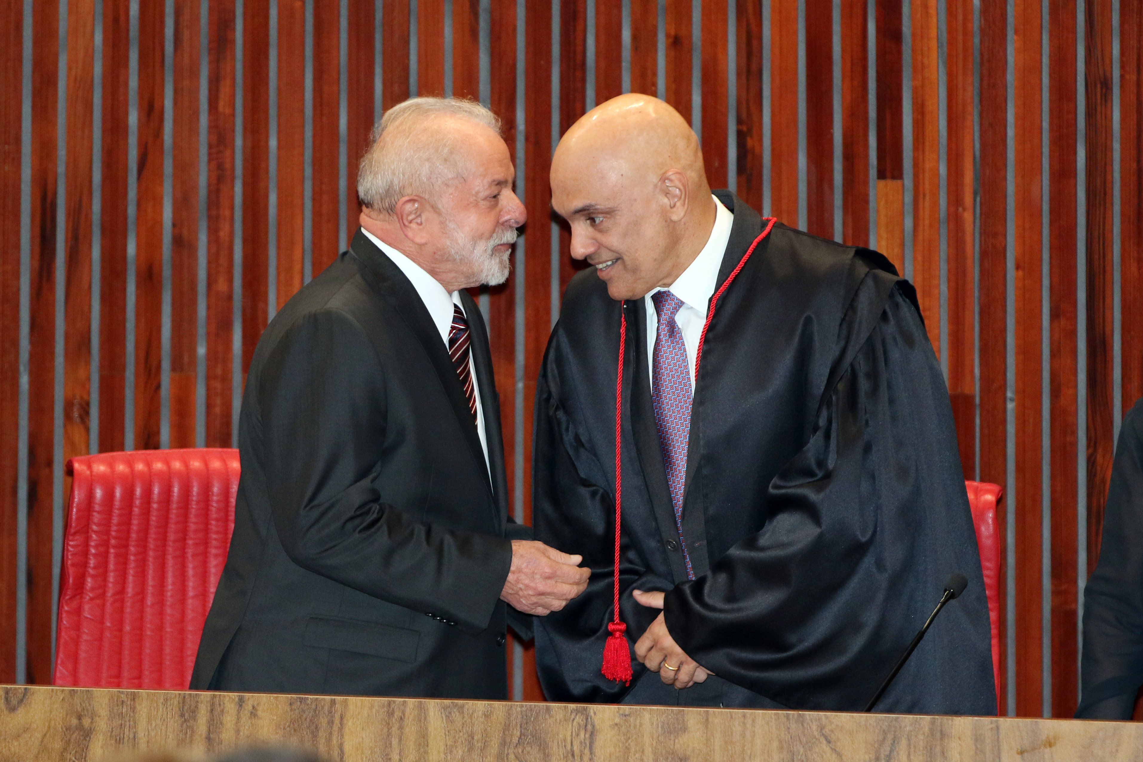 Lula e Alexandre de Moraes conversando e sorrindo