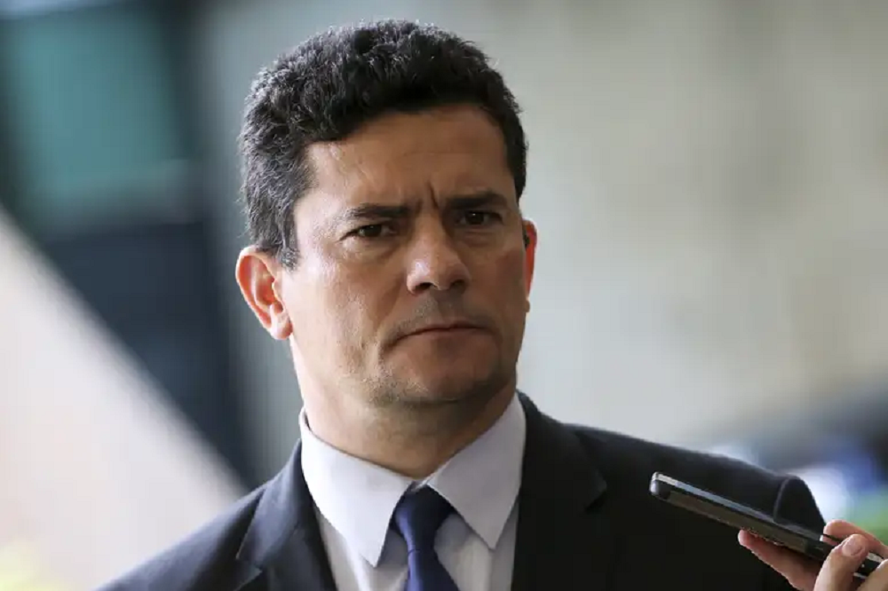 Sergio Moro com expressão desconfiada