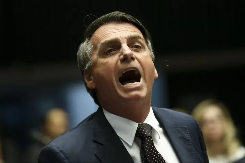 Jair Bolsonaro gritando