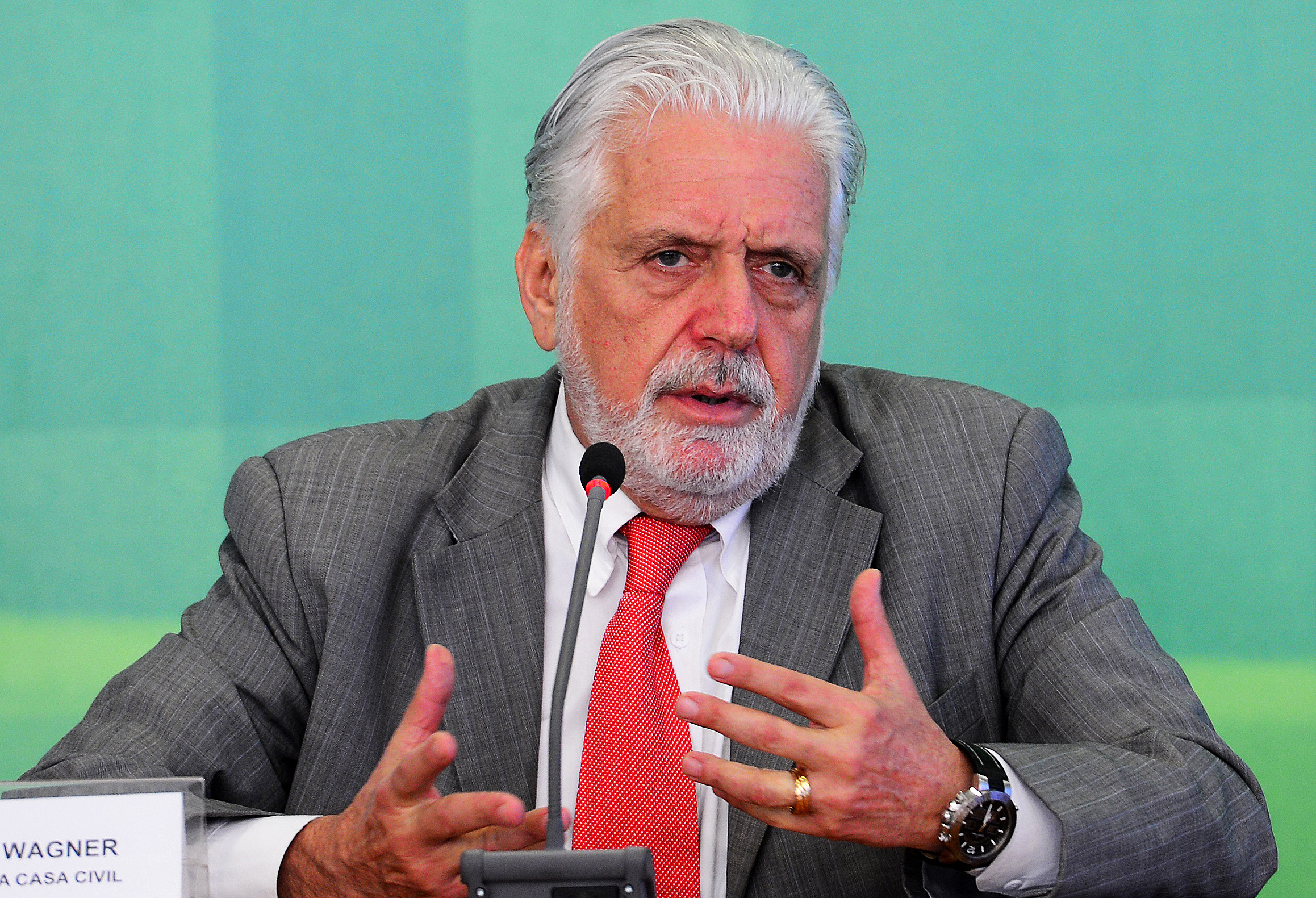 Jaques Wagner falando e gesticulando, com expressão séria