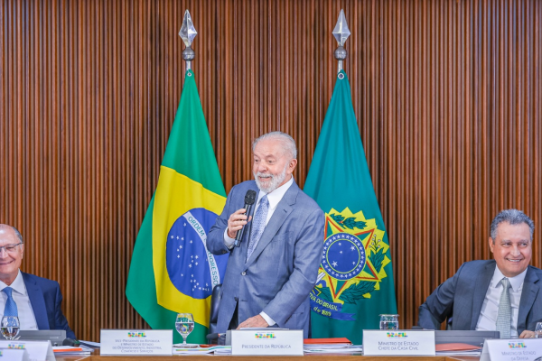 Lula quer ministros na estrada em defesa do governo federal