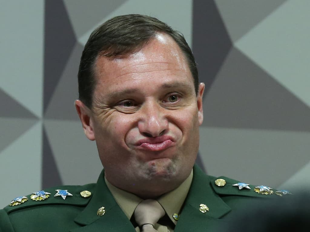 Mauro Cid fazendo careta, fardado