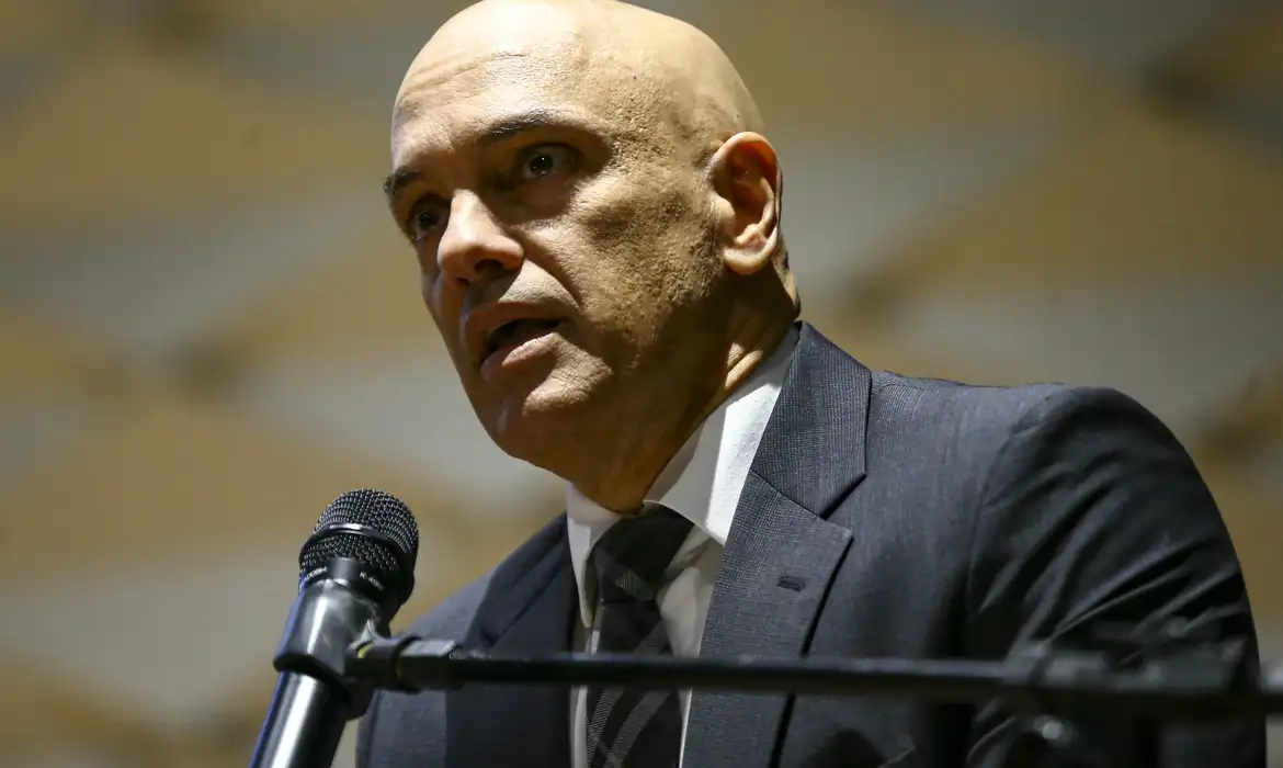 Alexandre de Moraes com expressão séria em close
