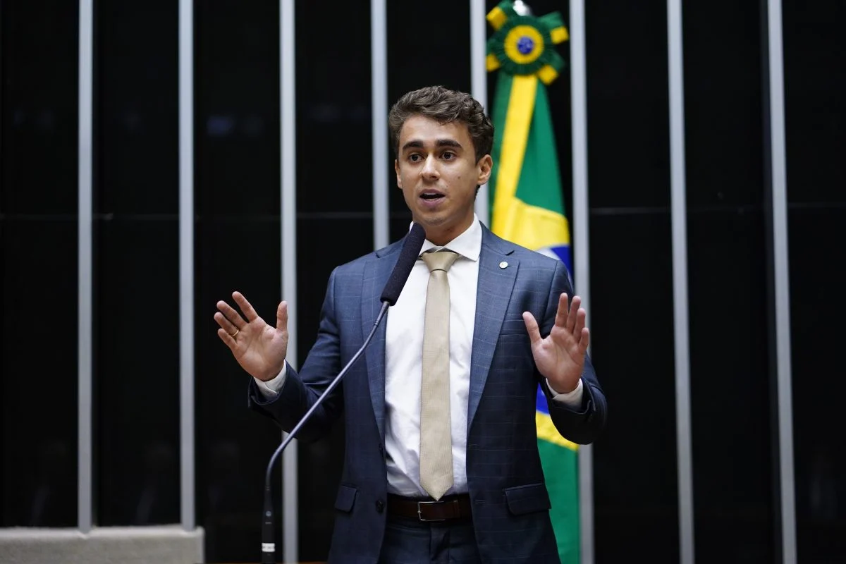 Nikolas Ferreira com expressão séria, falando e gesticulando