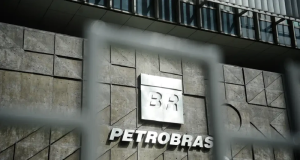 Símbolo da Petrobras visto entre grade
