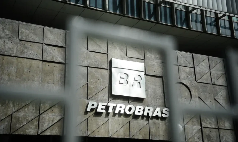 Símbolo da Petrobras visto entre grade