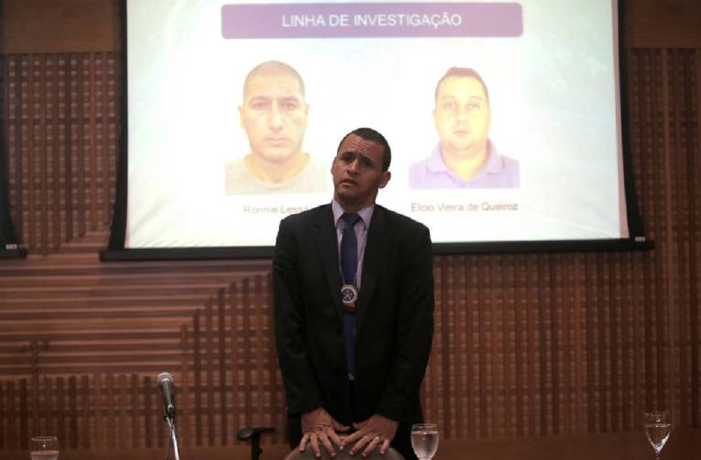 Giniton Lages em pé com expressão séria