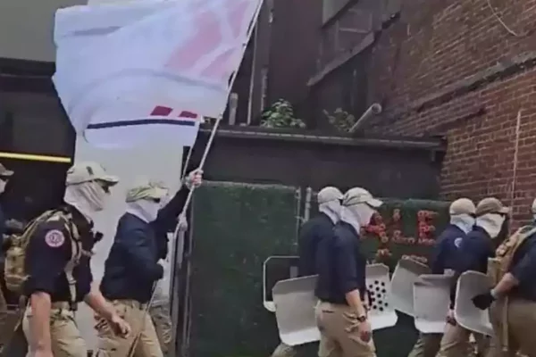 VÍDEO: Supremacistas pregando contra minorias marcham livres, leves e soltos em Charleston (EUA)