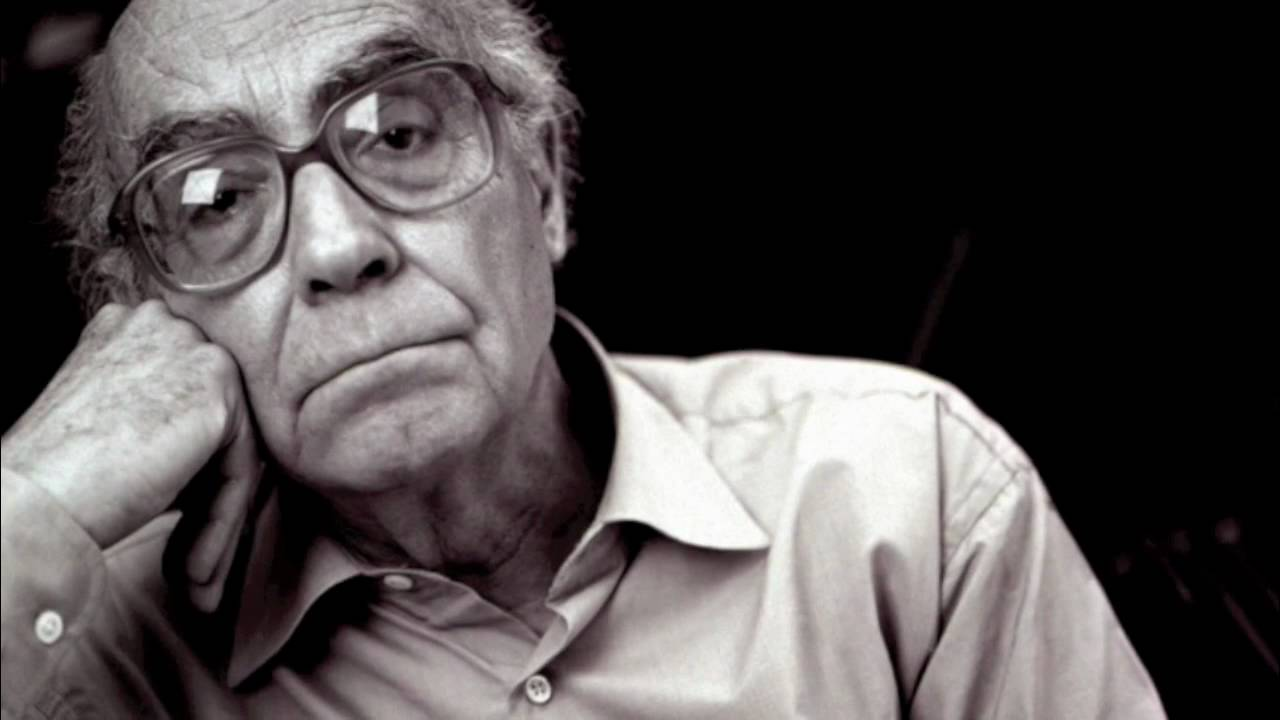 José Saramago em foto em preto e branco, com expressão séria