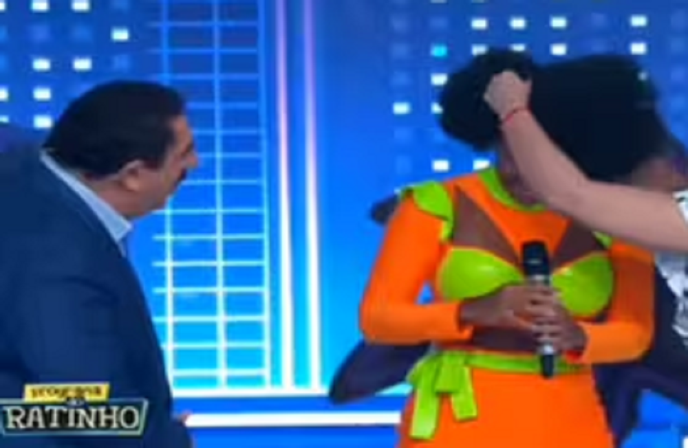 Ratinho olhando para Cintia Mello no palco de seu programa no SBT