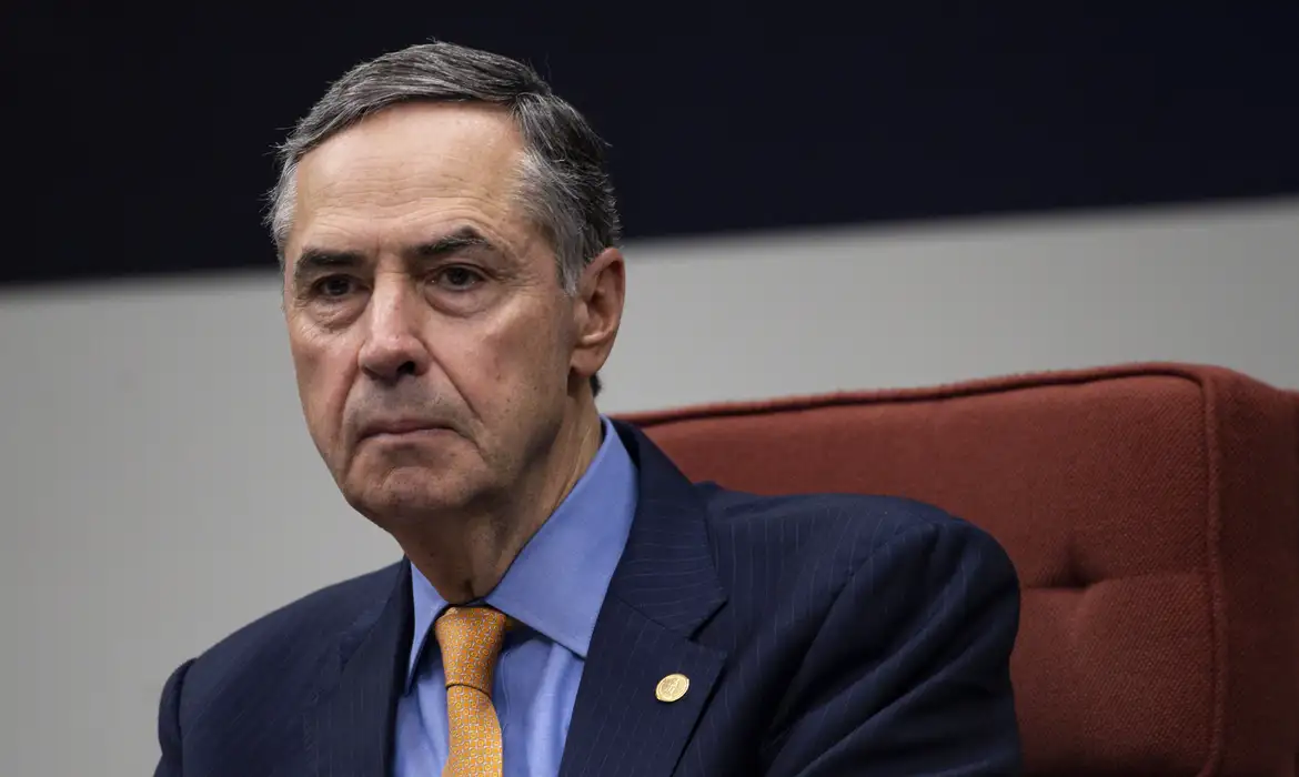 Luís Roberto Barroso com roupa social e expressão séria