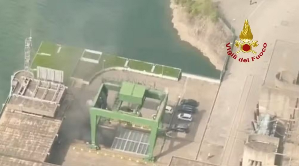 Imagem aérea de hidrelétrica na Itália com fumaça
