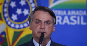 Jair Bolsonaro chorando perto de microfone