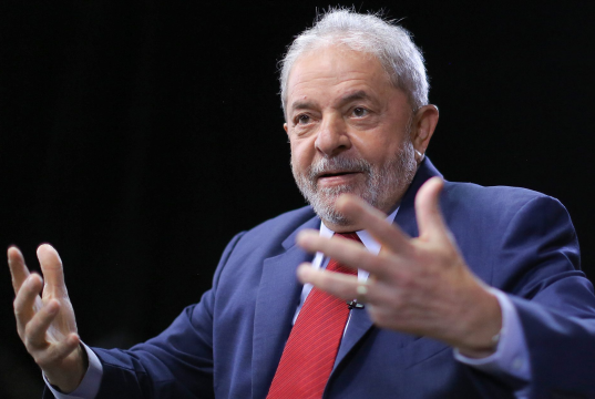 Lula falando e gesticulando com expressão de alegria