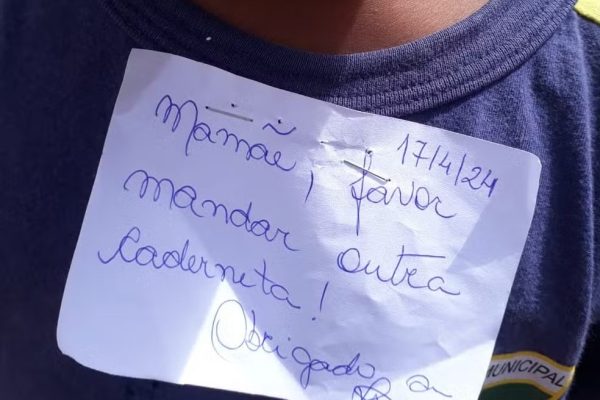 O diálogo da mãe com a professora que grampeou o bilhete na camiseta do filho