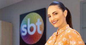 Chris Flores de rabo de cavalo e roupa colorida, posando em camarim do SBT