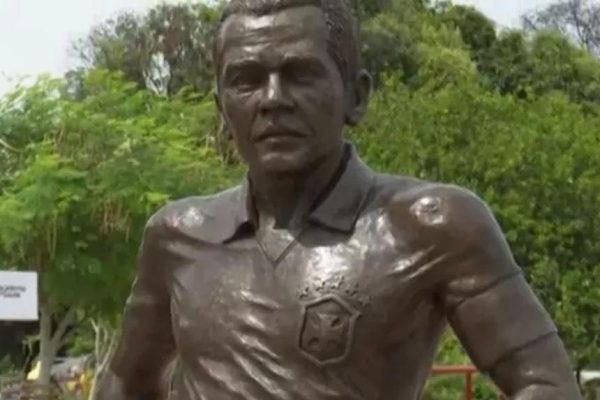 Estátua de Daniel Alves será removida de Juazeiro por recomendação do MP-BA