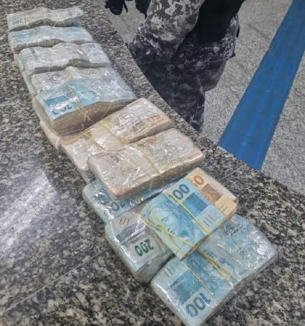 Cédulas de reais embrulhadas em plástico