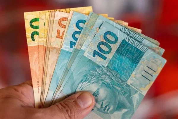 Aumento salarial: governo prevê mínimo de R$ 1.502 para 2025, alta de 6,3%
