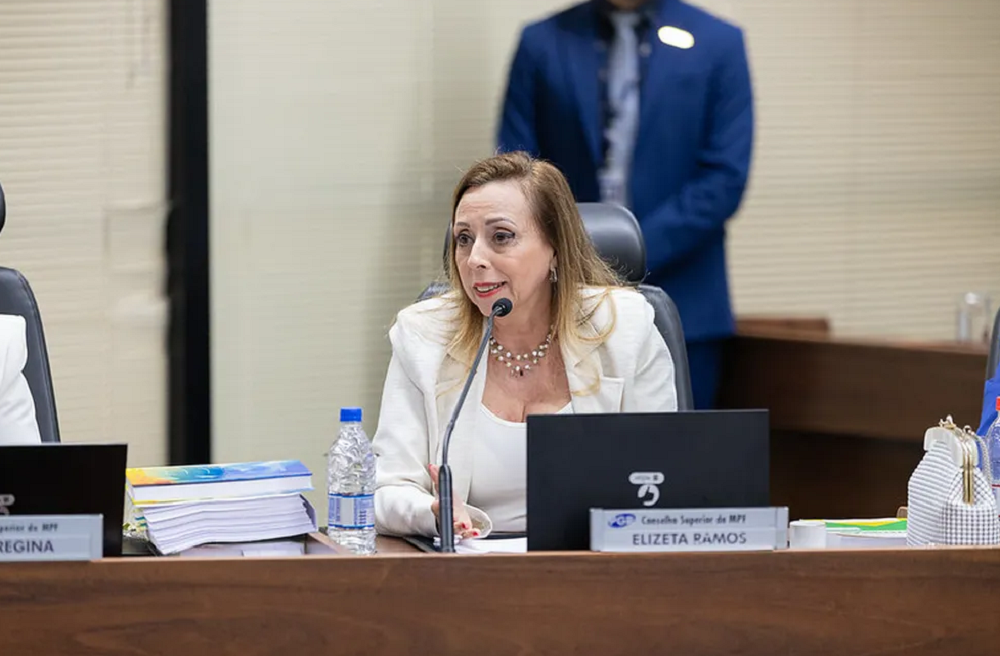 Elizeta Ramos olhando para o lado e falando com expressão séria