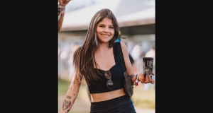 Mariane Silva Torres de roupa preta, sorrindo, de cabelo solto