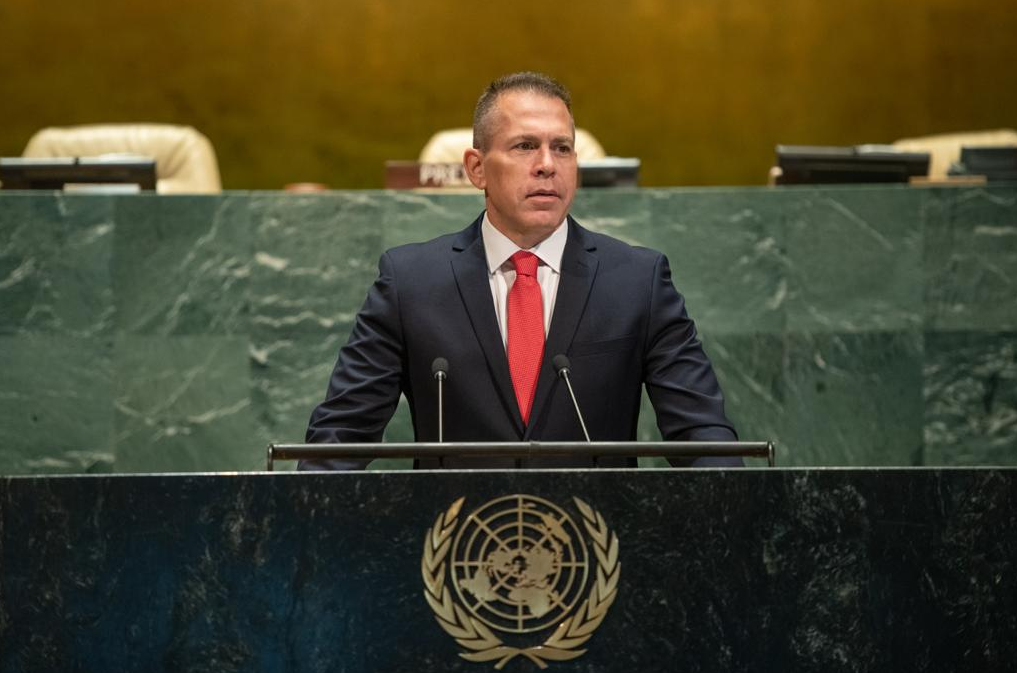 Gilad Erdan com expressão séria, falando, em pé, na ONU