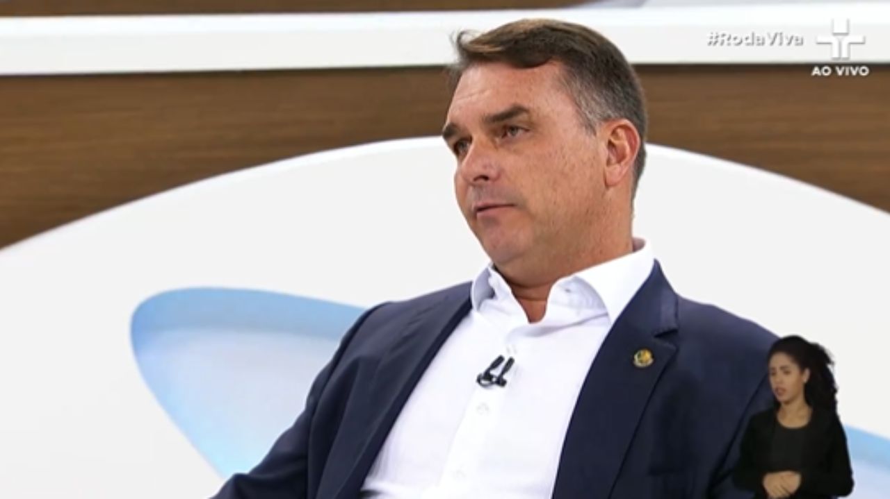 Flávio Bolsonaro de perfil, falando, no Roda Viva