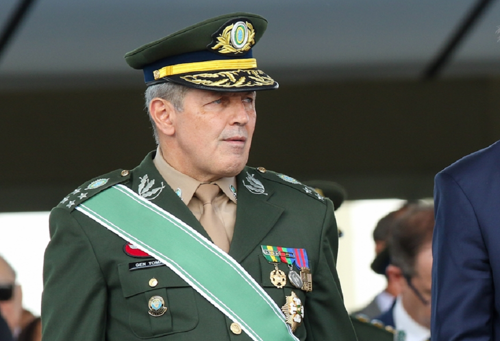 O comandante do Exército, general Tomás Paiva fardado, olhando para o lado, sério