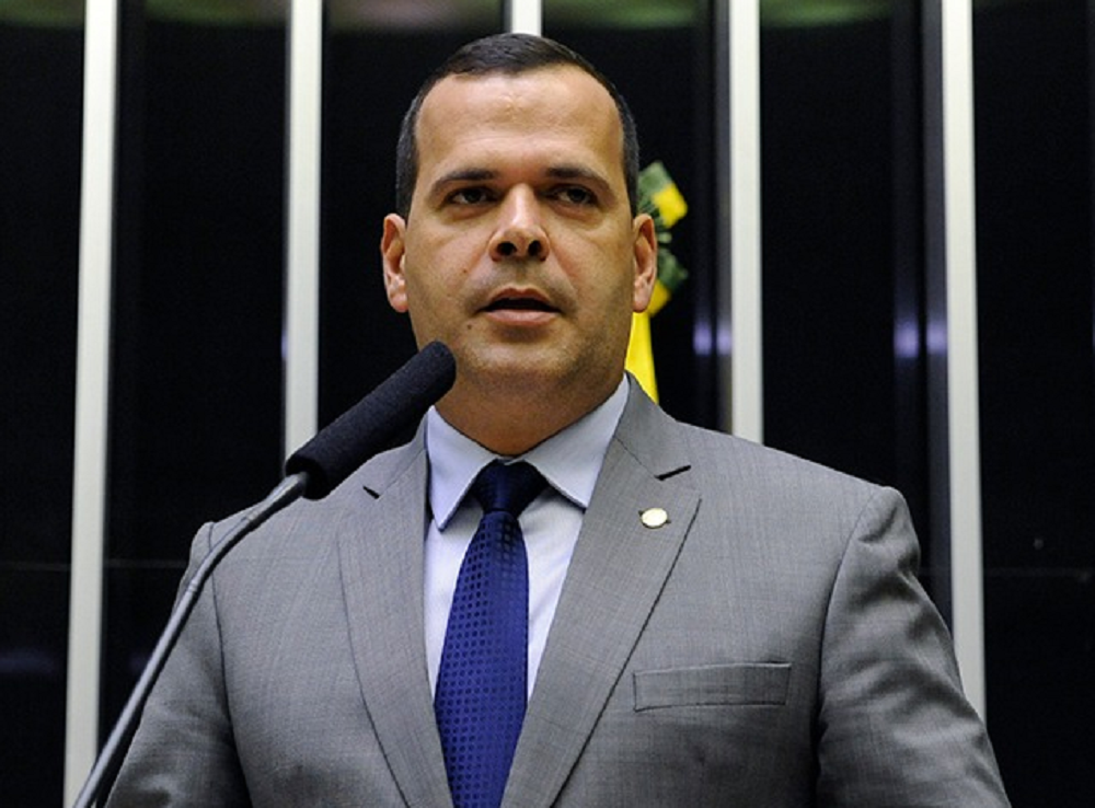 Gutemberg Reis falando em microfone
