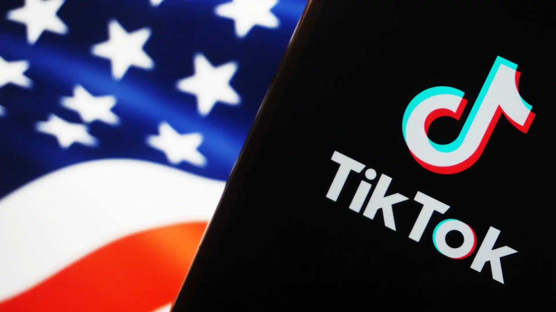Celular com logo do TikTok com bandeira dos EUA ao fundo
