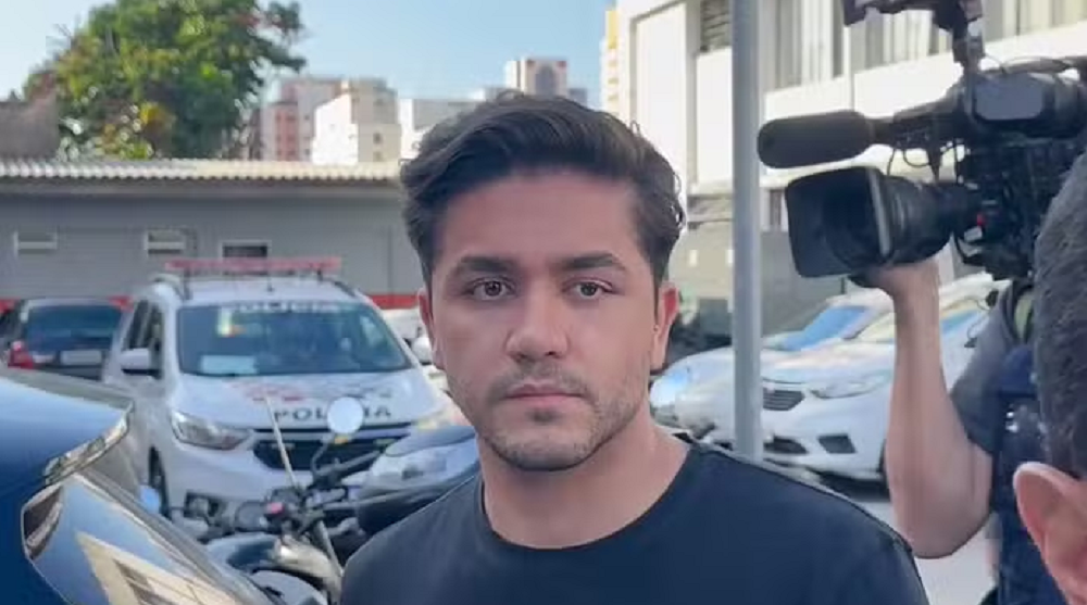 Fernando Sastre de Andrade Filho com expressão séria e camiseta preta