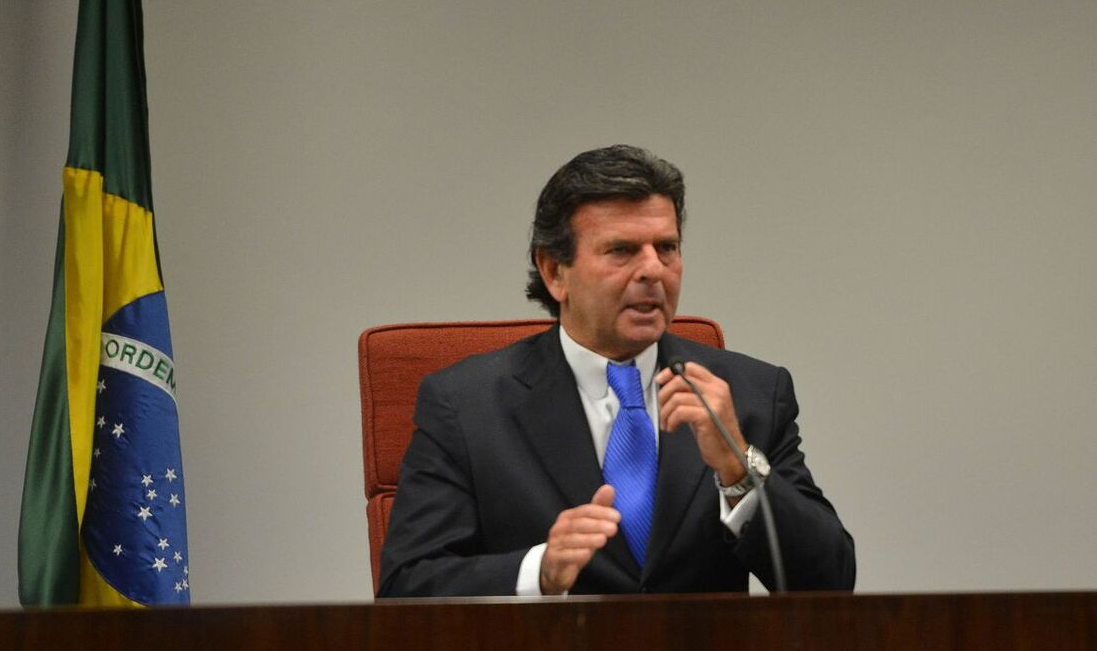 Luiz Fux falando e gesticulando em microfone