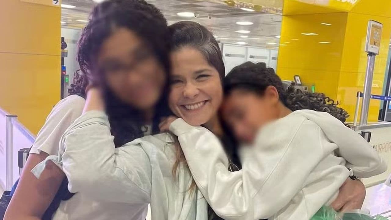 Samara Felippo entre as duas filhas, que estão com a imagem borrada