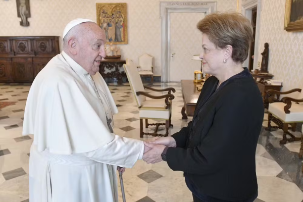 VÍDEO - Papa Francisco recebe Dilma Rousseff no Vaticano: "Prazer revê-la"