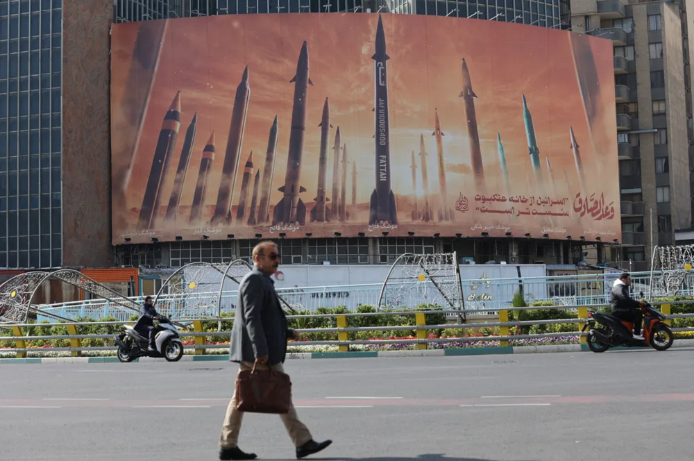 Rua em Teerã, Irã, com outdoor anti-Israel com uma foto de mísseis iranianos