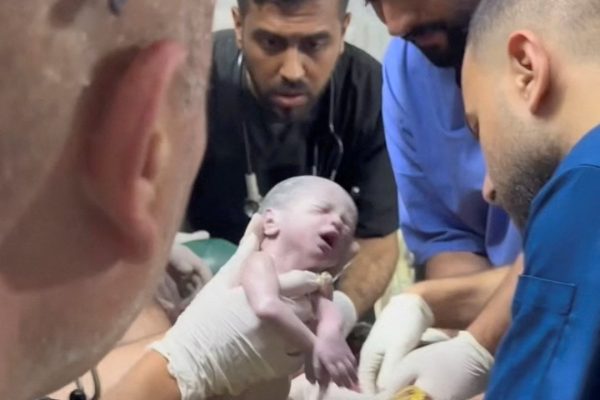 Bebê de 7 meses é resgatada do útero da mãe morta em ataque israelense a Gaza