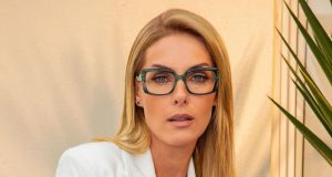 Ana Hickmann de roupa branca, cabelo solto e óculos, fazendo carão para foto